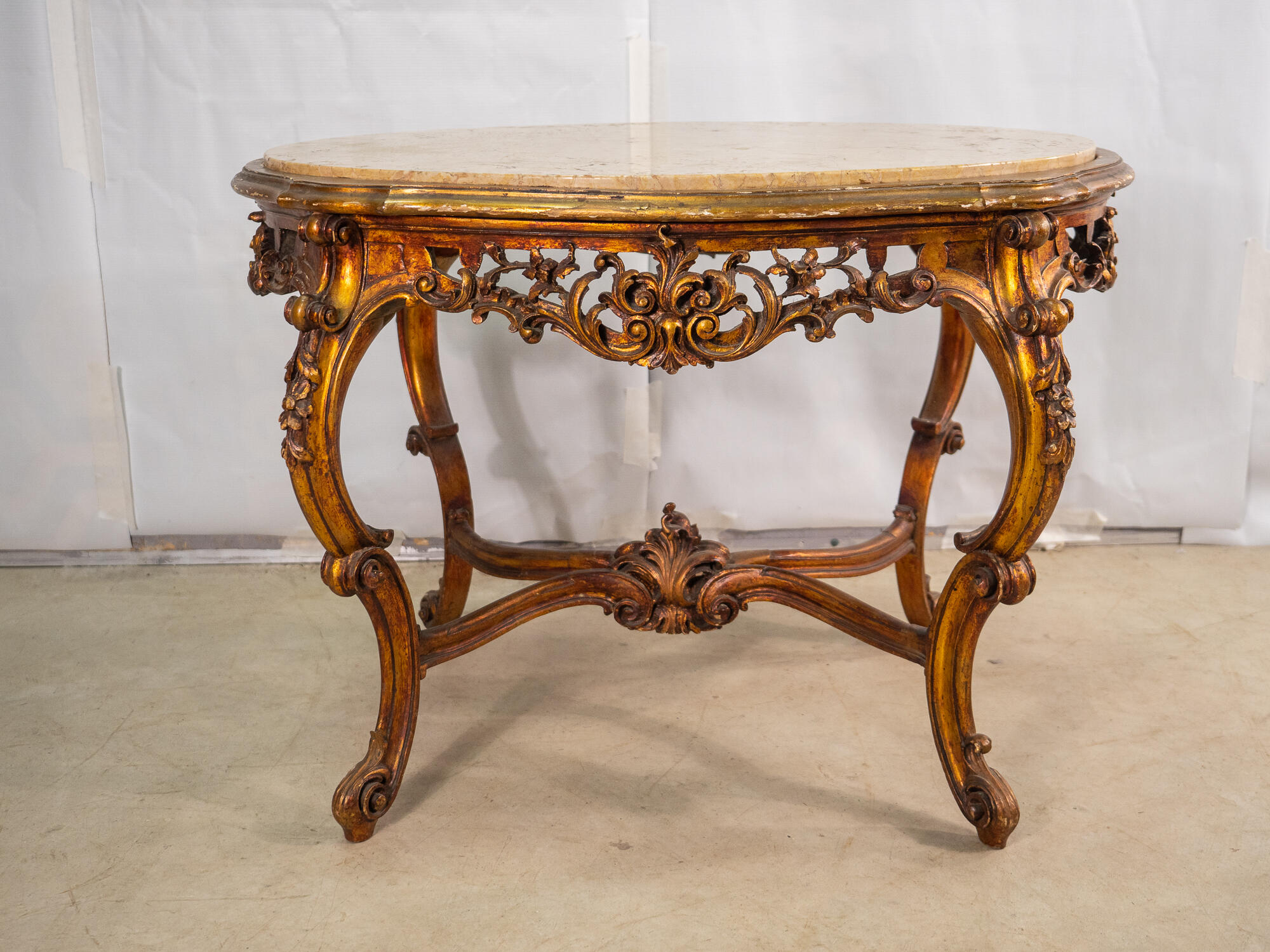 Деревянный столик с мраморной столешницей