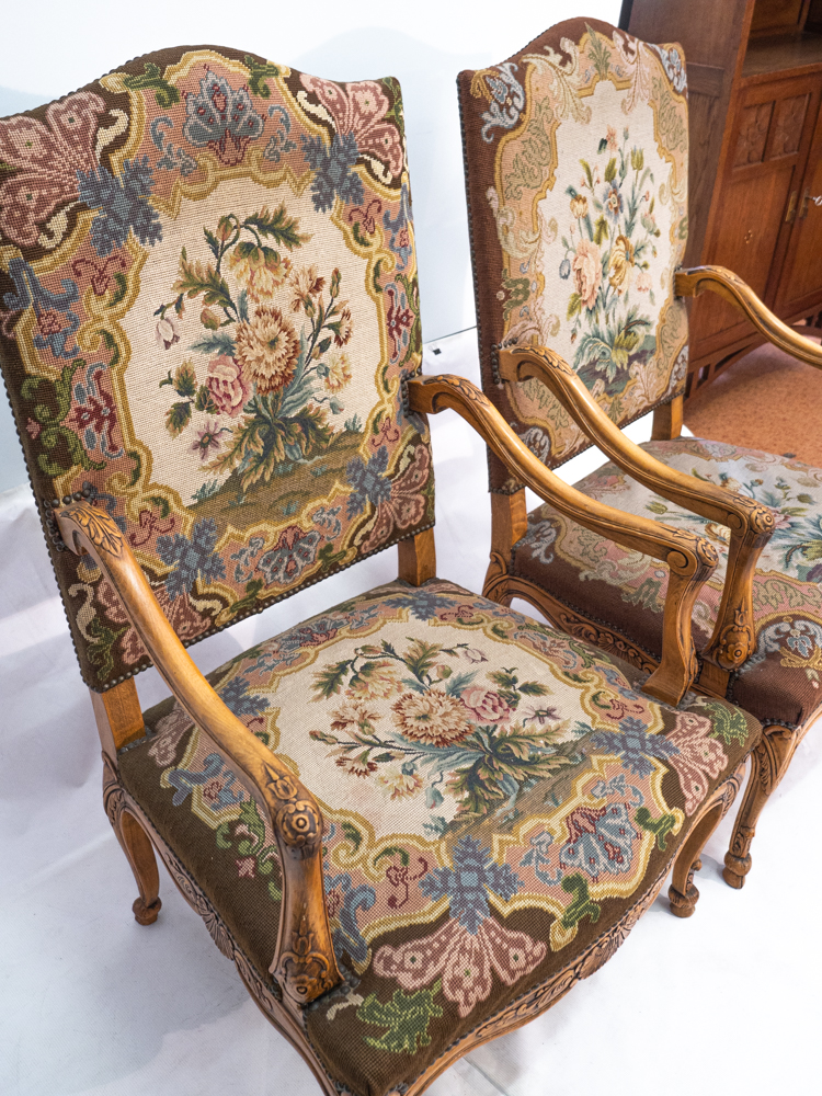 Кресло с обивкой из текстиля
