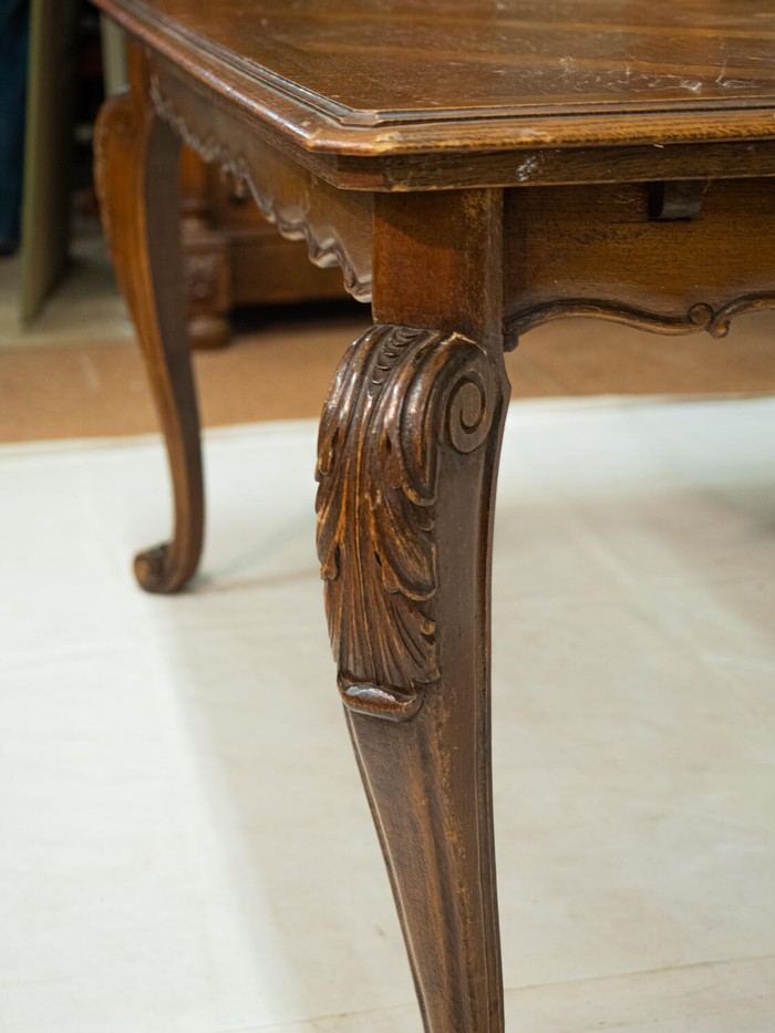 Стол с деревянными ножками письменный
