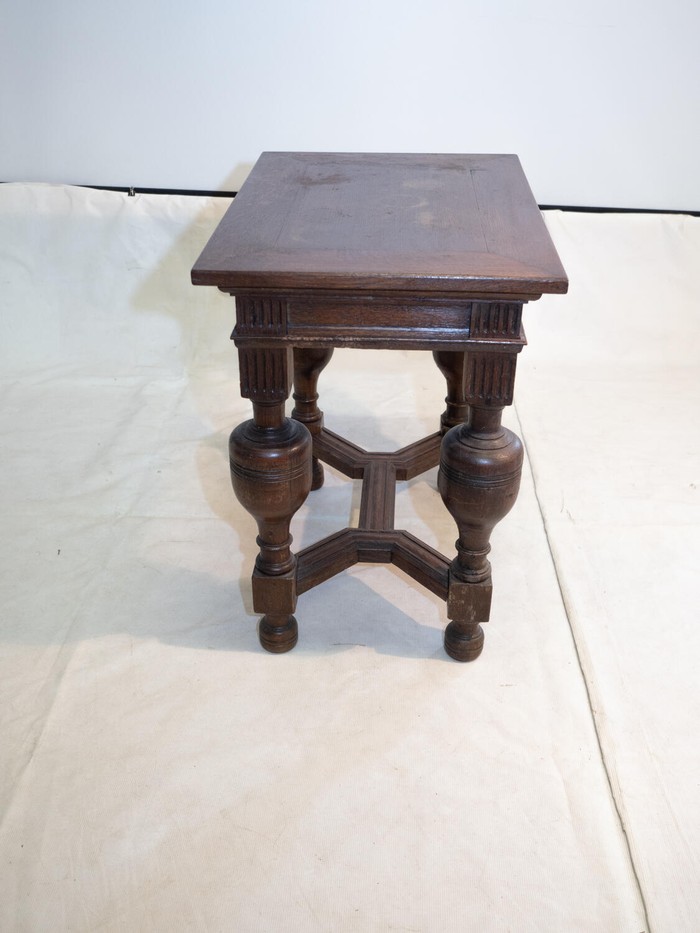 Деревянный стол с железными черными ножками