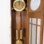 Антикварные напольные часы с застекленной дверцей 1910-х гг.