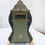 Антикварные настольные часы с латунным циферблатом и полихромной флоральной росписью 1940-х гг.