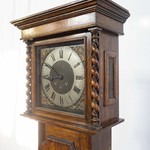 Антикварные напольные часы в футляре с витыми колоннами