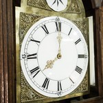 Антикварные напольные часы с каннелированными пилястрами