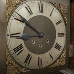 Антикварные напольные часы в футляре с витыми колоннами