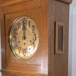 Антикварные напольные часы с застекленной дверцей 1910-х гг.