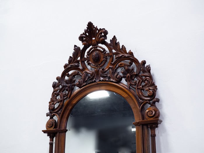 Антикварное зеркало в интерьере