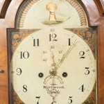 Антикварные напольные часы с разомкнутым фронтоном