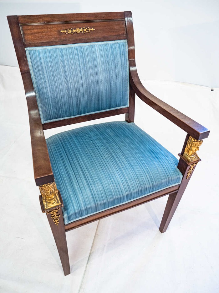 Кресло из дерева и ткани