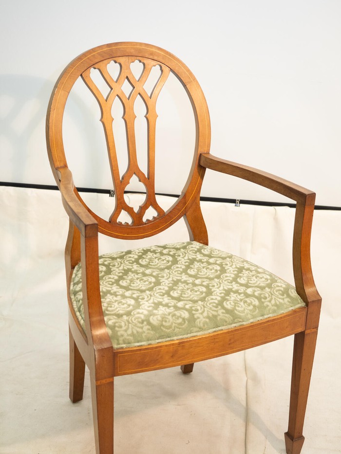 кресло с овальной сквозной спинкой и мягким сиденьем 1910-х гг.